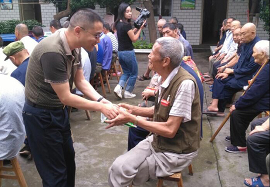 夏至到，朱部长带队慰问新民敬老院